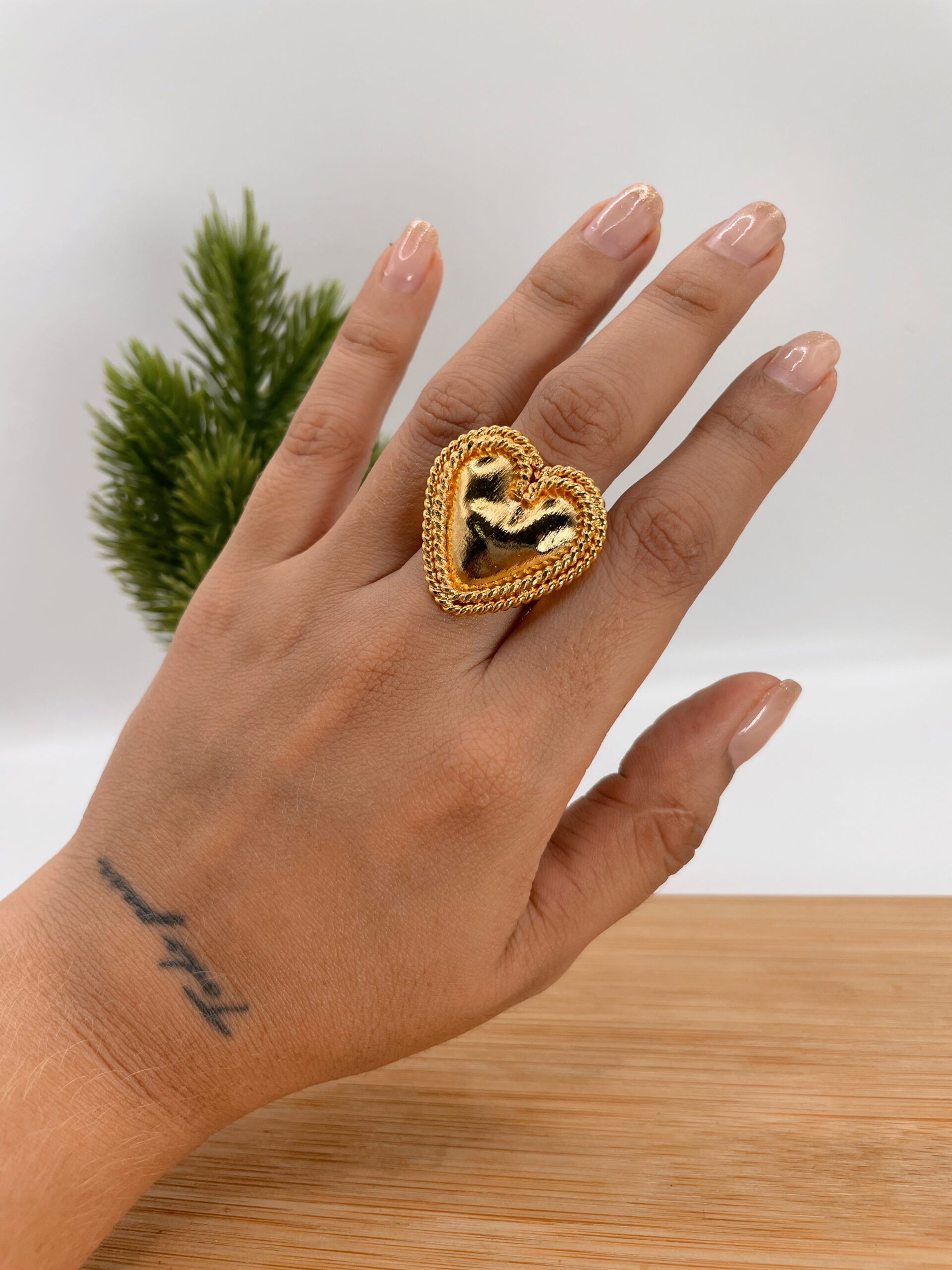 Anillo corazón tejido bronce con baño de oro 24k