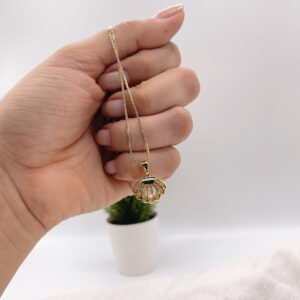 Cadena Fina Covergold en con dije de concha, inspirada en la frescura del océano.