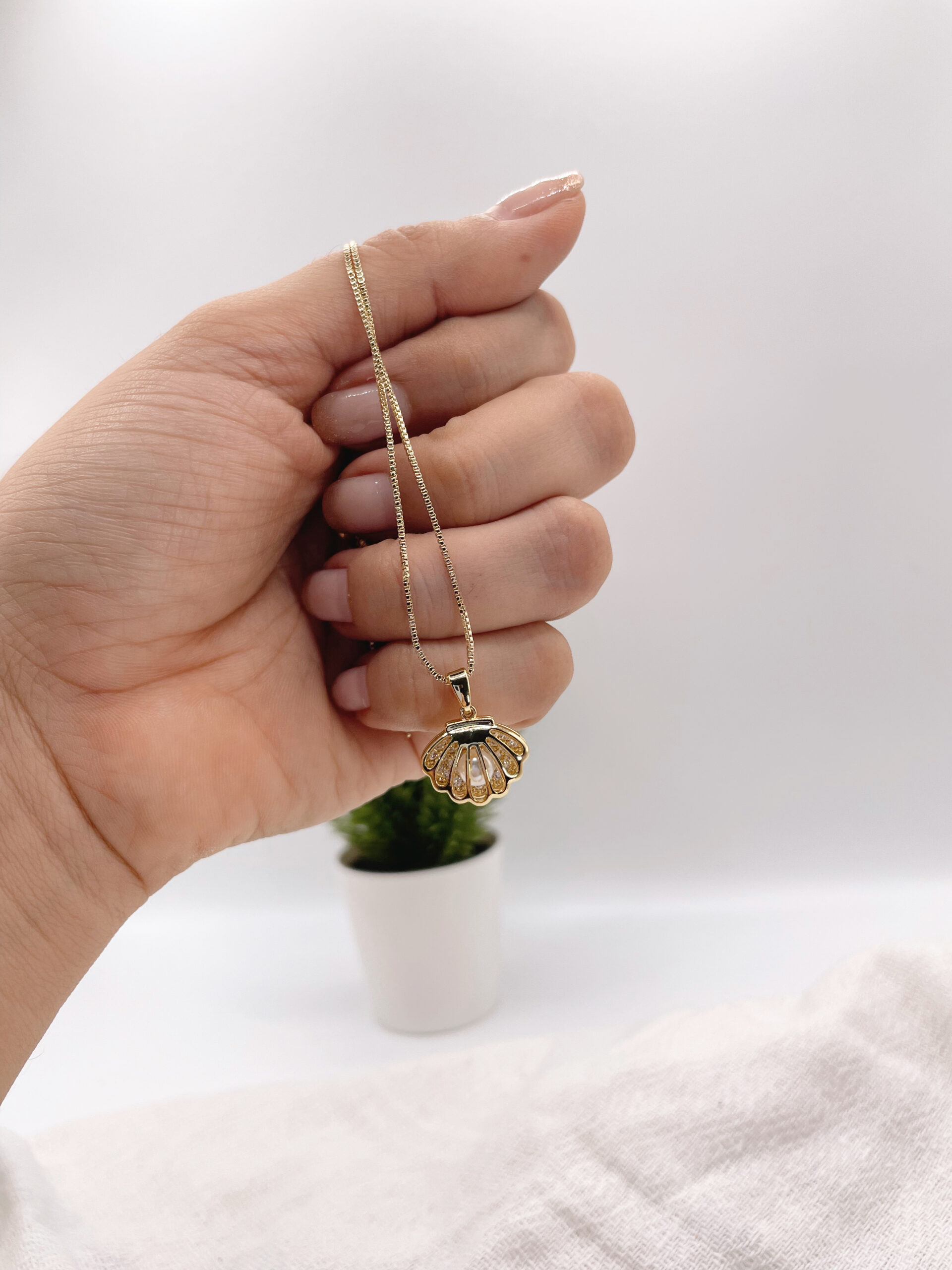 Cadena Fina Covergold en con dije de concha, inspirada en la frescura del océano.